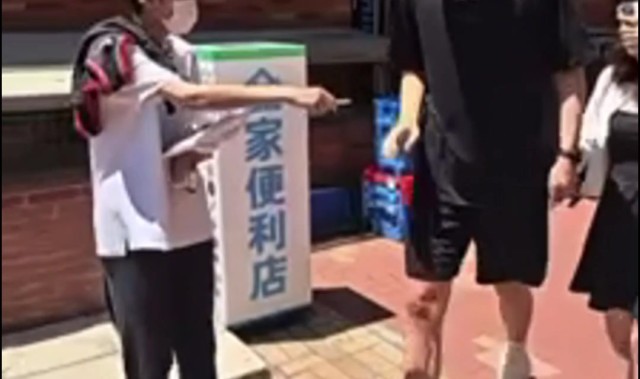 向杨瀚森索要签名合影未果 球迷：我们也没吃饭的 你给签个不行吗